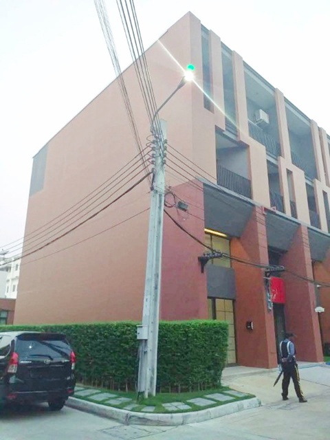 ถ.เพชรเกษม77-81 ให้เช่าอาคาร 3.5 ชั้นหลังริม 28 ตร.วา.โฮมโปร เพชรเกษม 2.5 กม.350 ตร.ม. 5 นอน 3 น้ำ  ตลาดอุ่นเรือน 1.1 กม.