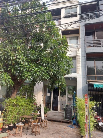 ขายอาคารพาณิชย์ 3 ชั้นครึ่ง มีดาดฟ้า เนื้อที่ 20 ตารางวา ทาวน์อินทาวน์ ซอย 2