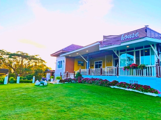 บ้านพัก วัดลำทองหลาง 1.9 กม. ทองสมบูรณ์ 7 กม.180 ตร.ม. เขาใหญ่-ปากช่อง 2 นอน 2 น้ำ บรรยากาศ เงียบสงบ ร่มรื่น วิวภูเขา ทิวทัศน์ที่ยอด