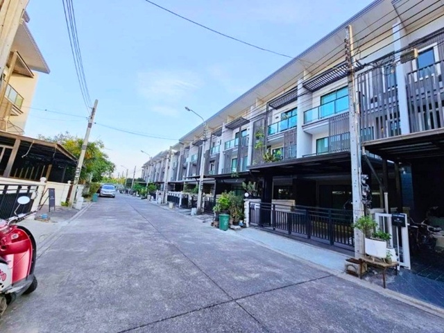 MRTสามแยกตลาดกลางบางใหญ่ 1.7 กม.บางใหญ่ 1.2 กม. ให้เช่าบ้านทาวน์โฮมแสนสิริ 3 ชั้น 20ตร.วา. 240ตร.ม.พร้อมเฟอร์ฯ  3นอน