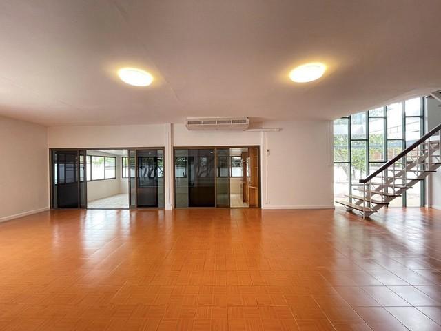 P1599 ให้เช่าบ้านเดี่ยว 2 ชั้น 200 ตรว. 6 ห้องนอน รัชดา 19 วิภาวดี 16 ใกล้ MRT รัชดา ที่จอดรถกว่า 10 คัน