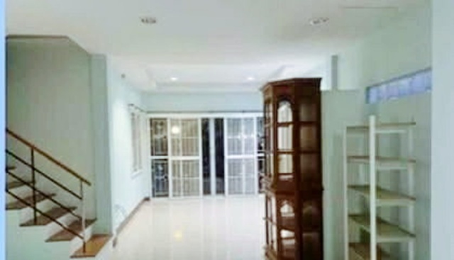 MRTราษฎร์พัฒนา 2.3 กม. ให้เช่าทาวน์เฮ้าส์ 2 ชั้นหลังมุม 3 นอน 3 น้ำ 24 ตร.วา.ซอยมิสทีน  190 ตร.ม.ร่มรื่น