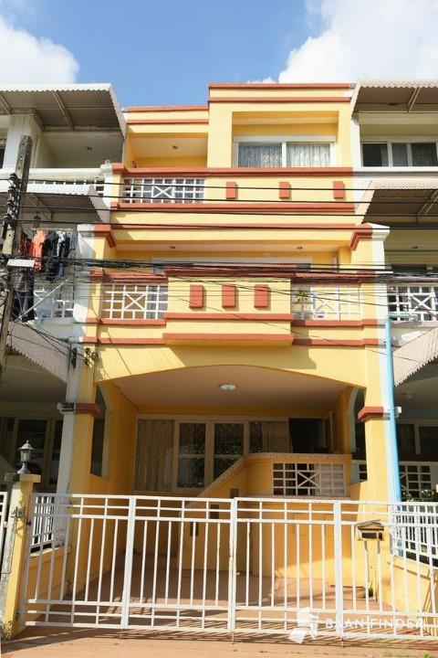 ให้เช่าทาวน์เฮ้าส์ 3 ชั้น 26ตร.วา. อ่อนนุช 35-41 ศรีนครินทร์ MRT คลองกลันตัน 1 กม. ศรีนครินทร์ 18-26  มีเฟอร์ฯครบ 3นอน ธัญญะพาร์ค 1 กม.
