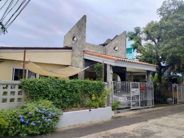 ขายบ้านเดี่ยวชั้นเดียว 52 ตรว. โชคชัย 4 ซอย 18 เชื่อมต่อนาคนิวาส 27 เดินทางสะดวก ใจกลางแหล่งของกิน