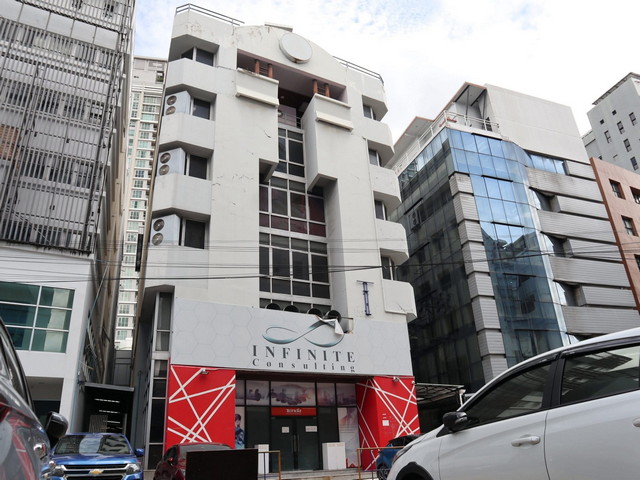 อาคารพาณิชย์ มีลิฟต์ ติดMRTรัชดาภิเษกเพียง100เมตร 1150 sq.m. จอดรถได้ 6 คัน 7 ชั้น