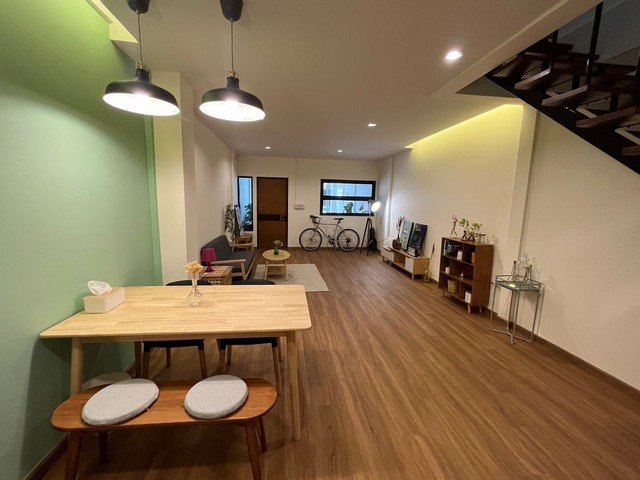 P2275 ให้เช่าบ้าน ทาวน์เฮ้าส์ 2 ชั้น หมู่บ้าน คลองจั่นวิลล่า 2 ซอยนวมินทร์ 149  ตกแต่งสวย พร้อมเข้าอยู่ 2 ห้องนอน หน้าปากซอยมี 7-11