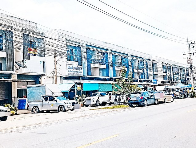 ต้องการขาย อาคารพาณิชย์ฯ ตึกแถวค้าขายได้ติดถนนเอราวัณ1 2590000 บ.  ขนาด = 0 RAI 0 งาน 16 ตารางวา ไม่ไกลจาก ตลาดไท ติดถนน ค้าขายได้ วิวคลอง  ด่วนๆ