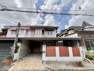 ขายบ้านแฝด โครงการ คันทรี อิน ทาวน์ (Country In Town) บ้าน 2 ชั้น รีโนเวทใหม่ สภาพดี บนที่ดิน 37.2 ตร.ว.