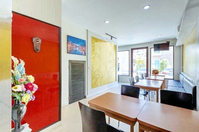 ร้านกาแฟ ถ.วัชรพล 3 นอน 3 น้ำ เวนิส ดิ ไอริส 200 ม ให้เช่า อาคารพาณิชย์ 3 ชั้น  พร้อมเฟอร์ฯ ทำเลดี ติดถนนใหญ่ เหมาะกับร้านเบเกอร์รี่ ไอศรีม