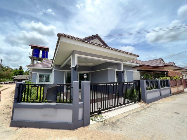 ขาย ทาวน์โฮม โครงการ พรทิพย์  เดินทางสะดวก ใกล้กับถนนสายหลัก