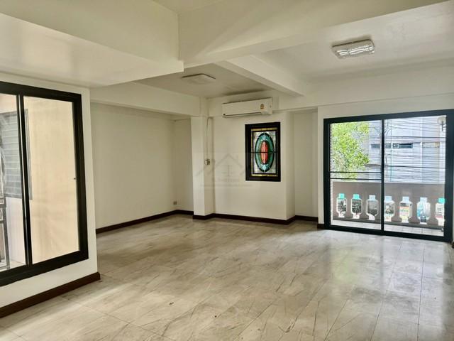 P1940 ให้เช่า โฮมออฟฟิศ 4 ชั้น ดาดฟ้า หลังริม 500 ตรม. 8 ห้องใหญ่ ซอยสุขุมวิท 4 ใกล้ BTS นานา