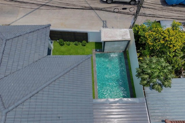ขายพูลวิลล่ารีโนเวทใหม่  พร้อมเฟอร์นิเจอร์  หมู่บ้านพัทยารุ่งเรือง ซอยเนินพลับหวาน 50 / 33 ซอย บางละมุง ชลบุรี