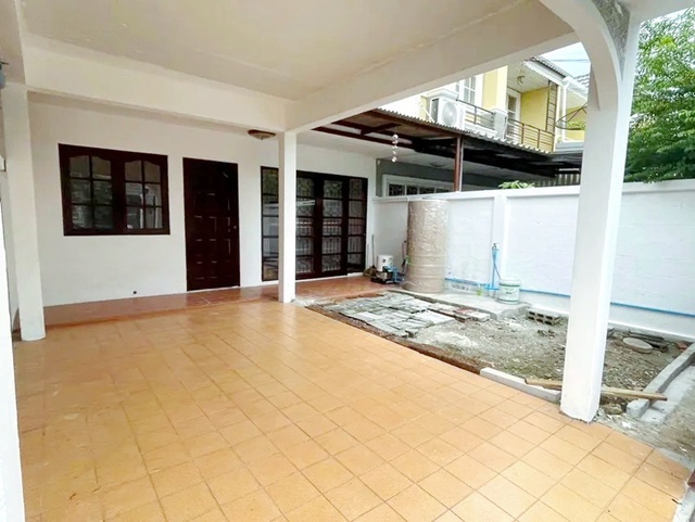 ถ.เลียบด่วนเอกมัย-รามอินทรา ให้เช่าทาวน์เฮ้าส์ 2 ชั้น  28 ตร.ว. 230 ตร.ม.ติดถนนนวลจันทร์  MRT วัชรพล 1.7 กม.  3 นอน 2 น้ำ