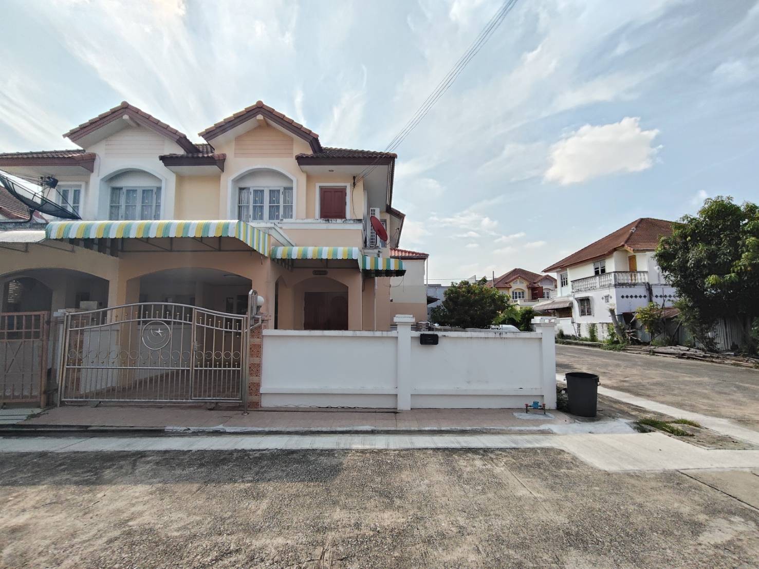 ให้เช่าบ้าน หลังมุม หมู่บ้าน สุขสันต์ 11 เพชรเกษม บางแค จอดรถได้หลายคัน ใกล้ เดอะมอลล์บางแค  MRT หลักสอง