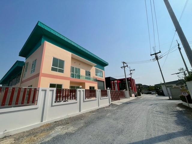 BS 403 ขายโรงงาน สร้างใหม่ ต.ไร่ขิง สามพราน จ.นครปฐม  บนที่ดิน 1 ไร่ พื้นที่ใช้สอยรวม 845 ตร.ม. รับน้ำหนักได้ 2 ตัน/ตร.ม.พื้น Epoxy