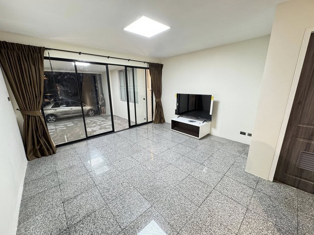 ขายโฮมออฟฟิศ 3.5 ชั้น 249 ตรม. ทาวน์อินทาวน์ ถนนศรีวรา เลียบด่วน ใกล้เอกมัย- ทองหล่อ