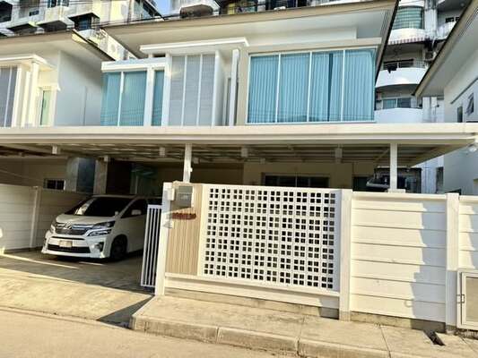 บ้านแต่งครบ พร้อมอยู่ ใจกลางเชียงใหม่! แค่ถือกระเป๋าเข้าอยู่ได้เลย ฟรีเฟอร์ฯ + เครื่องใช้ไฟฟ้าใหม่ทั้งหลัง Pillow 142