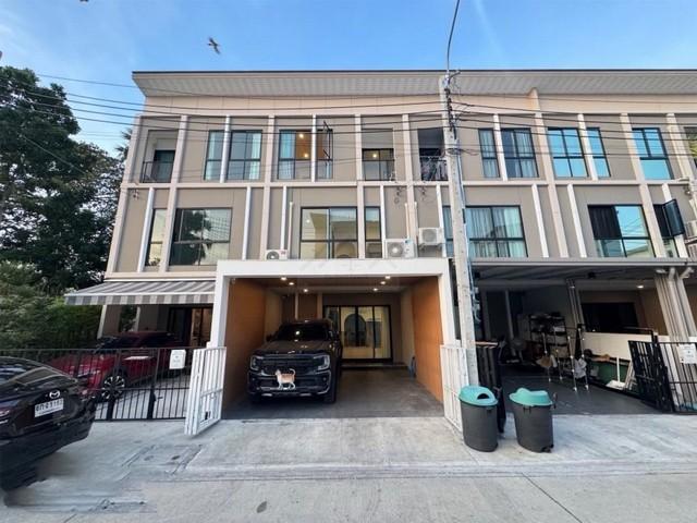 ขายทาวน์โฮม 3 ชั้น 191 ตร.ม. Patio ศรีนครินทร์-พระราม9 ติดสนามกอล์ฟกรุงเทพกรีฑา