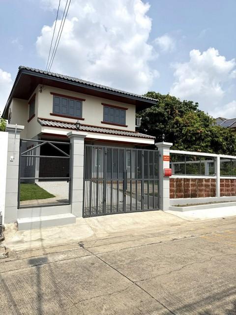 ให้เช่าบ้านเดี่ยว 2 ชั้น 180 ตร.ม. ซอยโกสุมรวมใจ 5 รีโนเวทใหม่ ใกล้ รร.นานาชาติ Harrow