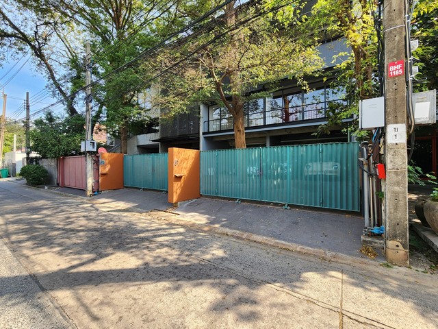 ให้เช่าโฮมออฟฟิศ 3.5 ชั้น 600 ตรม. รีโนเวทใหม่ รัชดา 32 ลาดพร้าว 35 ร่มรื่น ไฟ 3 เฟส พร้อมที่ชาร์จรถ EV