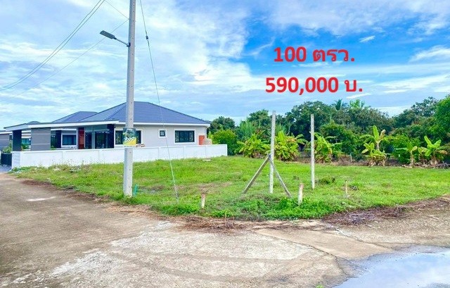 ขายที่ดิน100ตรว. 590000บ. ฟรีโอน แปลงมุมด้านหน้า ด้านใน ใกล้น้ำปิง มีเพื่อนบ้าน ถ.คอนกรีต ถมดิน น้ำ ไฟฟ้า ต.สันทราย สารภี เชียงใหม่