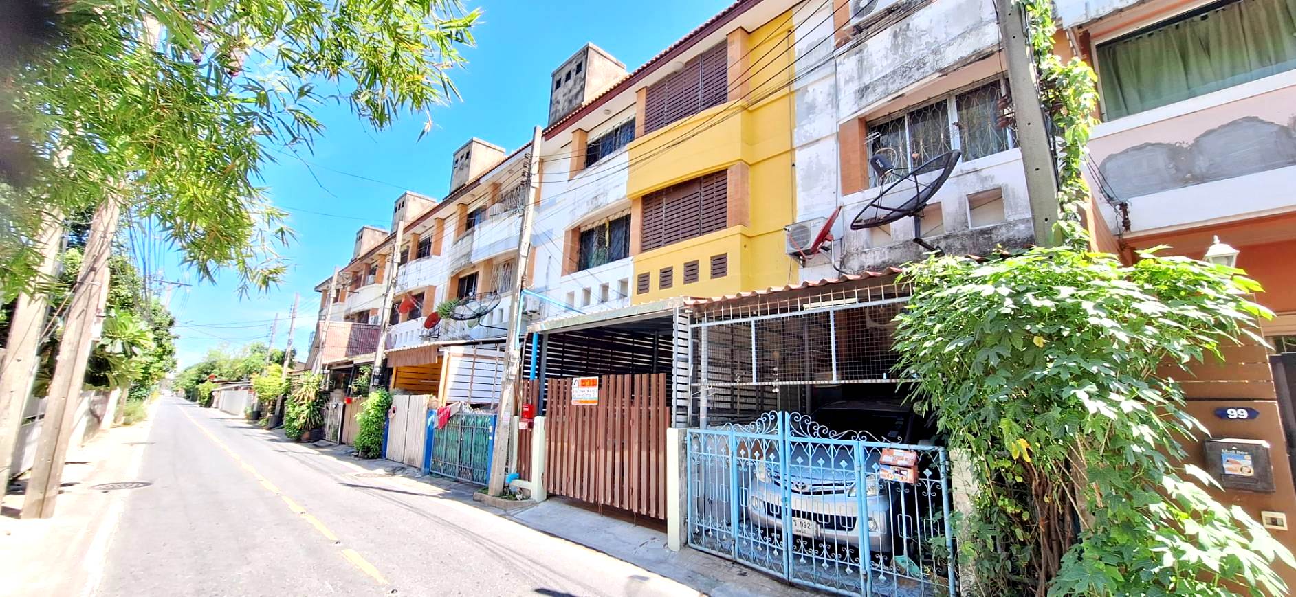 townhome - 4000000 B. 3นอน ใหญ่ขนาด 16 SQ.WA ไม่ไกลจาก ใกล้สำนักงานขนส่งจังหวัดนนทบุรีและที่ตรวจสภาพรถ ตรอ. อยู่เพียงปากซอย ใกล้โรงพยาบาลทรวงอก ใกล้ไปรษณีย์ไทยสาขานนทบุรี ใกล้บริษัทโทรคมนาคมแห่งชาติ  ใกล้การไฟฟ้านครหลวงนนทบุรี ใกล้โรงเรียนนนทบุรีพิทย