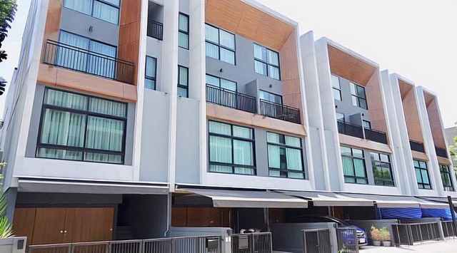 ขายทาวน์โฮม Arden พัฒนาการ ซอยพัฒนาการ 20 ขนาด 20 ตร.ว พื้นที่ใช้สอย 185 ตร.ม. 3 ห้องนอน 4 ห้องน้ำ ใกล้เอกมัย ทองหล่อ ราคา 9900000 บาท