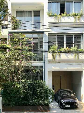 ขาย ทาวน์โฮม สุขุมวิท 49 ซอยพร้อมพรรค ขนาด 24.4 ตร.ว. 3 ห้องนอน ใกล้ทองหล่อ ราคา 27000000 บาท