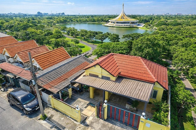 เฉลิมพระเกียรติ ร.9 44-52 ประเวศ ใหญ่มาก 2คูหา ทาวน์เฮาส์ 3 นอน 2 น้ำ ใกล้ สวนหลวง ร.9 900 ม.  24 ตร.ว.188ตร.ม. หลังหัวมุม