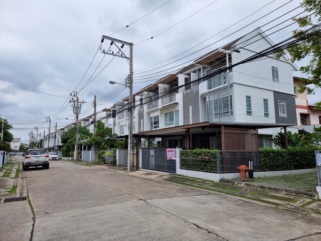 ขายทาวน์โฮม 3 ชั้น กรุงเทพกรีฑา 7 เนื้อที่ 34 ตารางวา หลังมุม หิ้วกระเป๋าเข้าอยู่ได้เลย