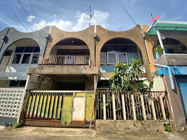 ขายทาวน์เฮ้าส์ 2 ชั้น 180 ตรม. ซอยเอกมัย 12 ซอยเจริญใจ ปรีดีพนมยงค์ 31 บ้านต้องรีโนเวท เหมาะซื้อลงทุน