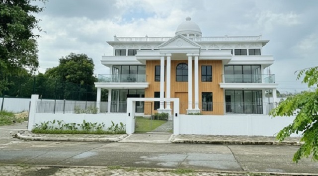 ขายคฤหาสน์ บ้าน 3.5 ชั้น กว้างใหญ่ 275 ตร.วา.รพ.นพรัตนราชธานี คุ้มเกล้า 1.9 กม 600 ตร.ม. นิคมอุตสาหกรรมลาดกระบัง  ติดทะเลสาบ 5นอน 5 น้ำ