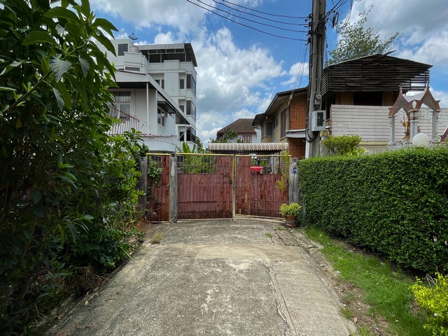 ขายที่ดิน 282 ตรว. สุขุมวิท 71 ซอยปรีดีพนมยงค์14 พร้อมสิ่งปลูกสร้าง ใกล้ BTS พระโขนง ทำเลดีการเดินทางสะดวก