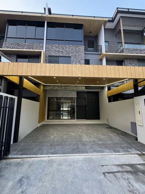 ขาย Luxury Townhome 3 ชั้น 29.9 ตร.ว. The Landmark เอกมัย-รามอินทรา เดินทางสะดวก ใกล้จุดขึ้นลงทางด่วน ใกล้เซ็นทรัลอีสต์วิลล์