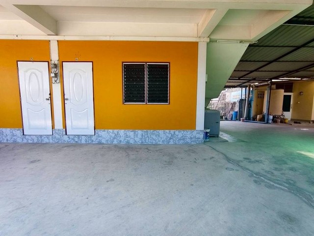 หอพักว่างปล่อยเช่าหนองตำลึงชลบุรี ซอยศาลเจ้าพ่อปลัดพลาย ห้องว่างชั้นล่าง 1 ห้อง ค่าเช่าเดือนละ  2600  บาท