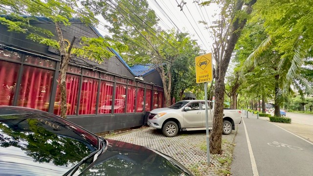 ให้เช่าที่ดินพร้อมสิ่งปลูกสร้าง ริมถนนประดิษฐ์มนูญธรรม ขนาด 200 ตารางวา แขวงคลองจั่น เขตบางกะปิ กทม.