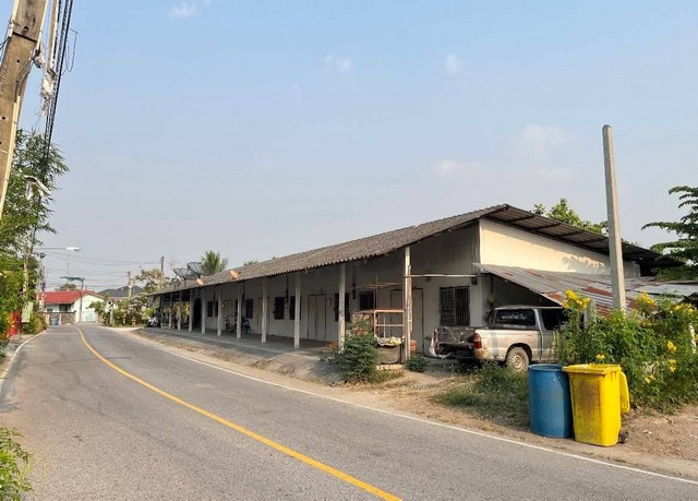 ขายที่ดินพร้อมหอพักบ้านบึงชลบุรี10  ห้อง บนเนื้อที่  1 ไร่ 1งาน 71 ตรว.อยู่ในแหล่งเศรษฐกิจผู้เช่าเต็มทุกห้อง