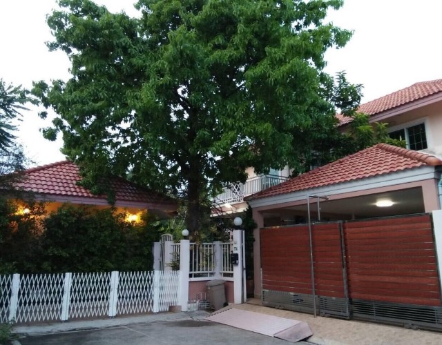 ให้เช่าบ้านเดี่ยว2ชั้น60ตร.วถนนลาดพร้าว64ทะลุออกรัชดาได้ ปรับปรัฃุงใหม่ มี 4 นอน3น้ำ แอร์ 5 เครื่อง เฟอร์ฯครบเช่า45000บ/ด