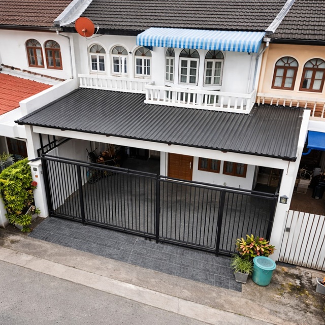 รร.เตรียมอุดมศึกษาน้อมเกล้า 900ม. 4แอร์  ทาวน์เฮาส์ 2 คูหา 3นอน 3 น้ำ รพ.เกษมราษฎร์ รามคำแหง 750ม. 40 ตร.ว. 320 ตร.ม.