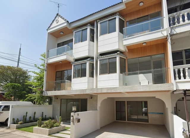 บิ๊กซี รัตนาธิเบศร์ 2 800ม. MRTบางกระสอ 900 ม.ให้เช่าทาวน์เฮาส์ 3 ชั้น รีโนเวทใหม่ทั้งหลัง 20 ตร.วา. 240 ตร.ม.