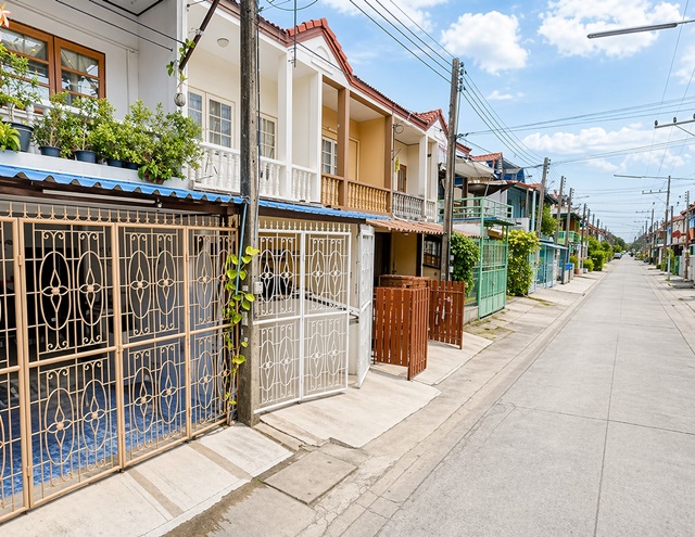 2-3นอน 3แอร์ ลำลูกกาคลอง2-3 แม็คโคร โลตัสใหญ่ สถานีรถไฟฟ้า BTSคูคต 2.3กม. ทาวน์เฮ้าส์ หมู่บ้านแอร์ 16 ตรว. 128ตรม.