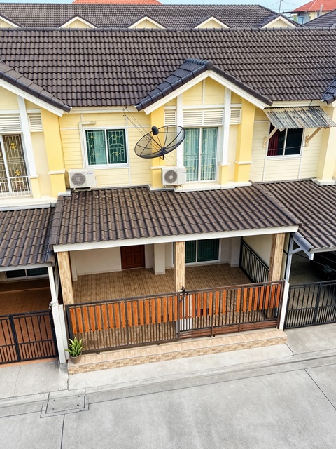 โปร่งโล่ง  19 ตร.วา. 150 ตร.ม.  ใกล้รถไฟฟ้าสายสีแดง หลักหก 600ม. ม.รังสิต 1.88กม.  ทาวน์เฮ้าส์ 2ชั้น 3นอน 2น้ำ