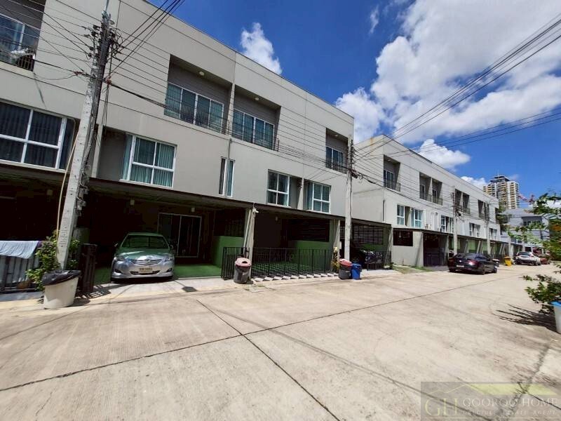 ขายทาวน์โฮม 3 ชั้น Patio แจ้งวัฒนะ ราคาถูกมาก เนื้อที่ 18.8 ตรว 3นอน 3น้ำ หน้าบ้านหัน ทิศเหนือ บ้านเย็นสบาย ไม่ร้อนแดดตลอดทั้งวัน