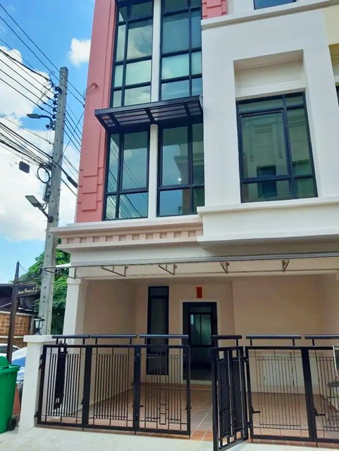 ให้เช่าทาวน์โฮม 3.5ชั้น 21ตร.ว.MRT ศรีลาซาล 1.3กม 3นอน  เซ็นทรัล บางนา 600 ม.  . 270 ตร.ม. มอนเตสซอรี่ อะแคเดอมี่ 200 ม. 4 น้ำ