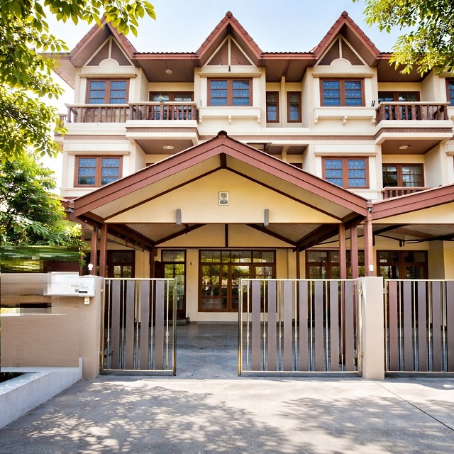 รักสัตว์ เดอะมอลล์ บางกะปิ  MRT ลาดพร้าว101 4นอน ให้เช่าทาวน์โฮม 3 ชั้น 28 ตร.วา. ม.รัตนบัณฑิต 3กม.