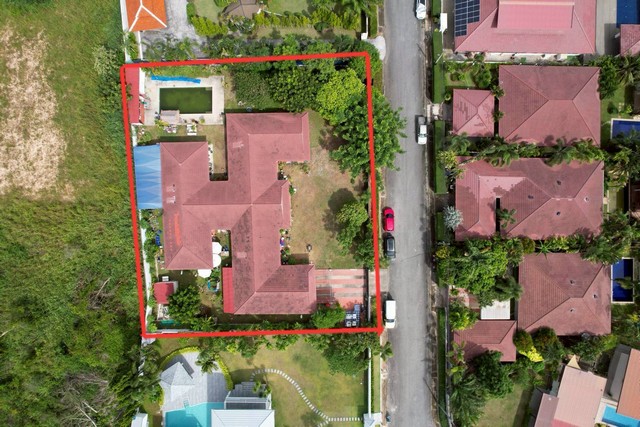 ขายบ้านพร้อมสระว่ายน้ำ ขายตามสภาพ อยู่ในหมู่บ้านเบย์วิว Residence บางเสร่ สัตหีบ ชลบุรี