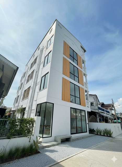 BTSสายหยุด 1.7 กม. นานาชาติ ม.เกริก 3.0 กม. 24นอน แยกสะพานใหม่ รามอินทรา5-21 ขายอพาร์ทเม้นท์  5 ชั้น 40ตร.วา. 600ตร.ม.24น้ำ