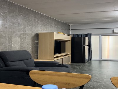 ห้องชุดขนาดใหญ่ เพิ่งรีโนเวท ติดตั้งแผงพลังงานแสงอาทิตย์ เปิดแอร์ทั้งวันค่าไฟหลักร้อย !!!ขายคอนโดโครงการ ธำรงค์เพลส ตึก B ถ. ศุขประยูร