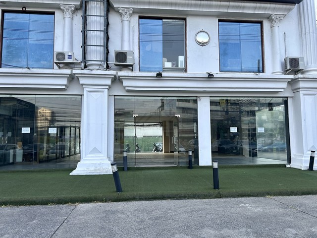 ให้เช่าพื้นที่ชั้น 1 ขนาด 161 ตร.ม. ริมถนนรัชดาภิเษก (ใกล้แยกสุทธิสาร) ติด MRT สุทธิสาร เหมาะทำ Showroom office หรือ clinic