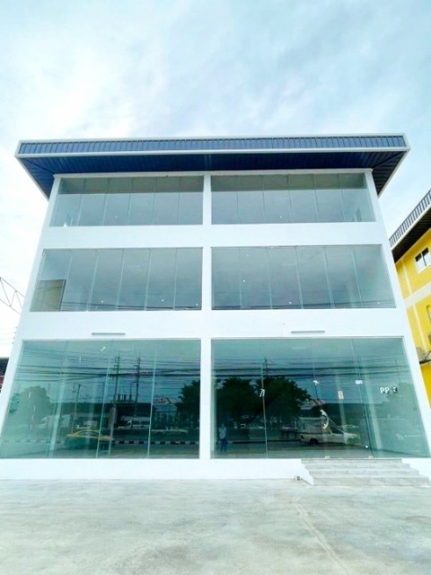 ให้เช่าสำนักงาน 3 ชั้น 30 ตร.วา. 360 ตร.ม.เดอะพาซิโอ พาร์ค 1.4 กม. คุณพ้ง  พร้อมลานจอดรถกว้าง 3 นอน 3 น้ำ ถ.พุทธมณฑลสาย 2-กาญจนาภิเษก